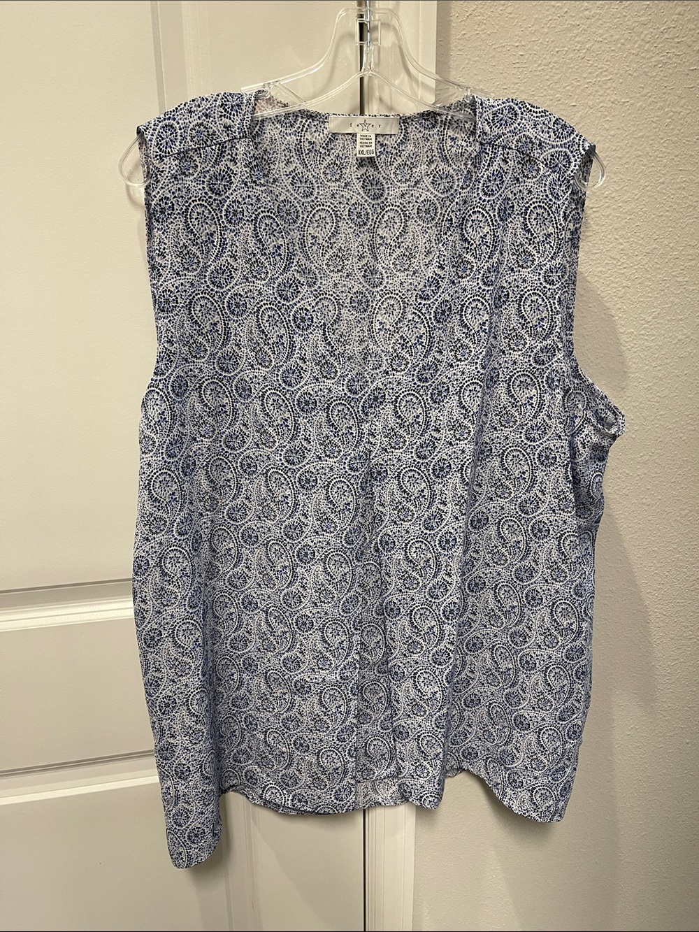 Fever Sleeveless Blue Paisley Blouse Like New